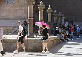 Turistas, paseando por Salamanca en septiembre.