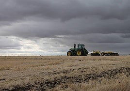Un agricultor, trabajando pese a la amenaza de la lluvia.