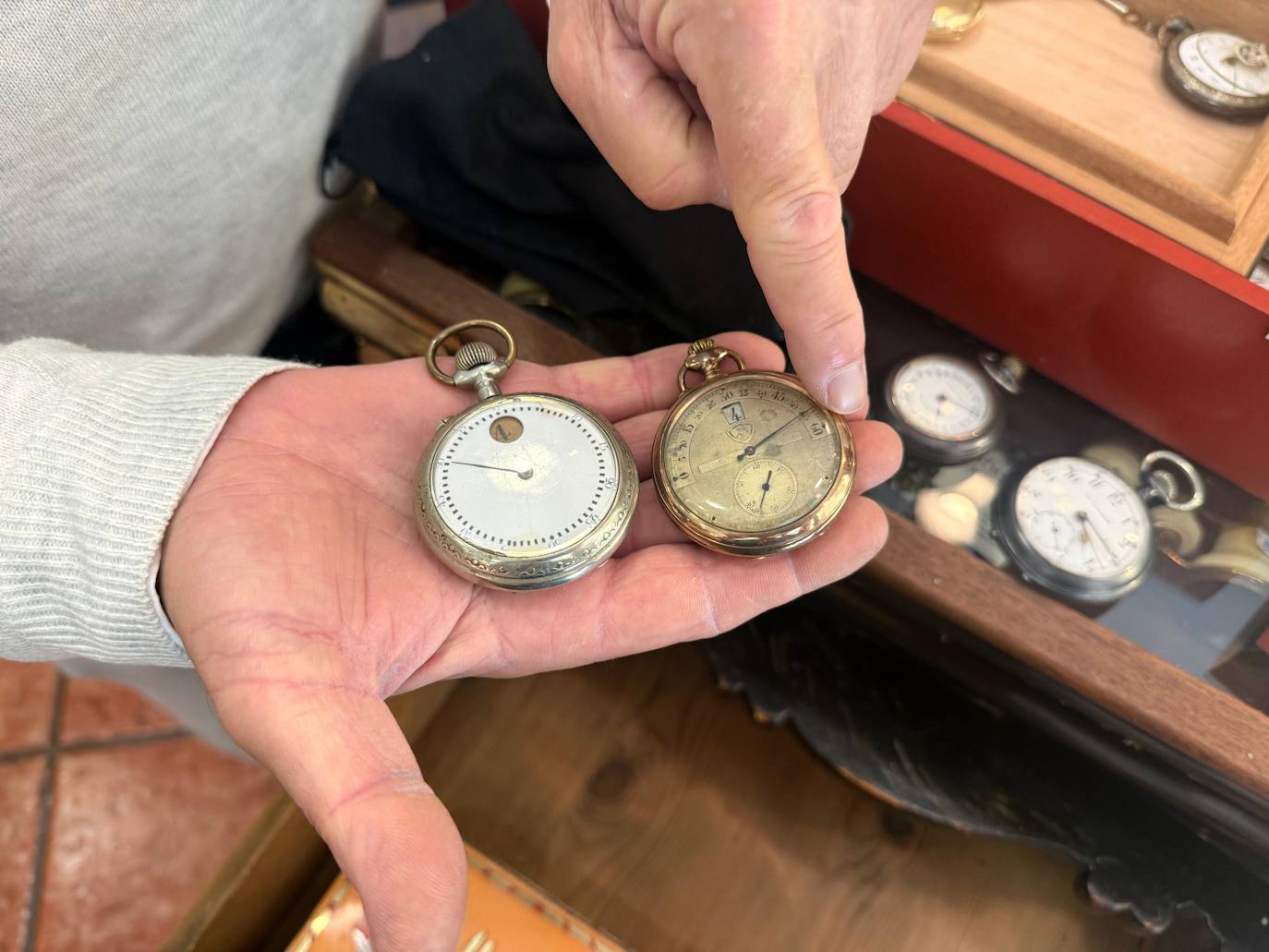 José Miguel sostiene dos de los primeros relojes digitales que salieron al mercado.