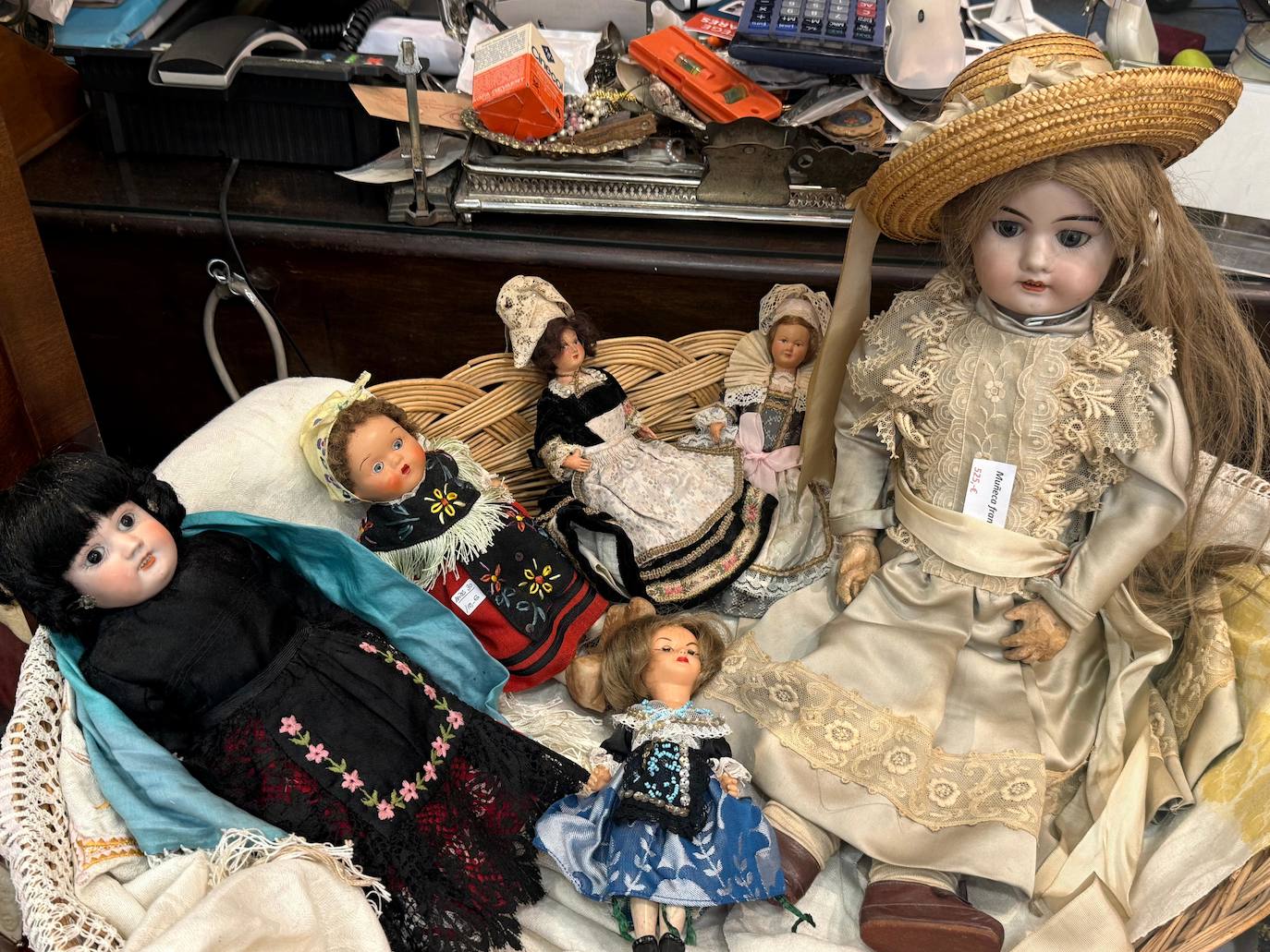 Algunas de las muñecas de porcelana, entre ellas, una francesa, que se venden en la tienda.