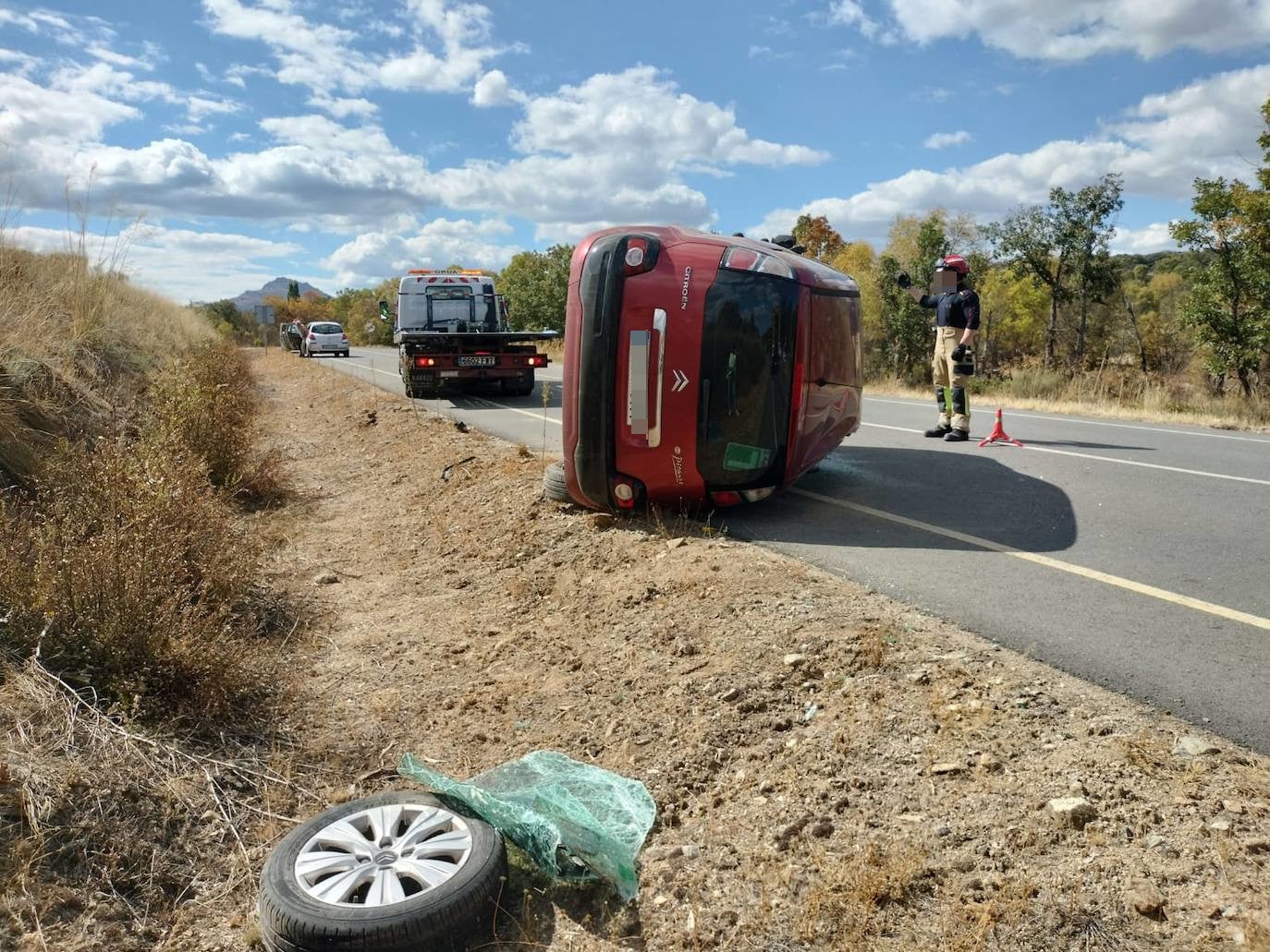 Imagen secundaria 1 - Atrapada una persona en el interior de su coche tras volcar en la SA-102, a la altura de Sorihuela