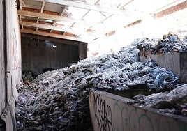 Una montaña de botellas vacías en el interior de la vieja alcoholera