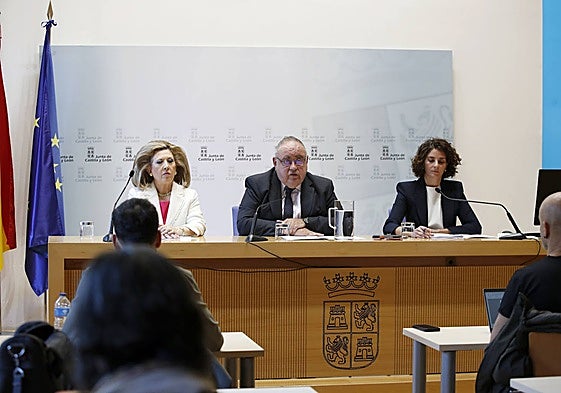 Verónica Martínez, gerente regional de Salud, y Alejandro Vázquez, consejero de Sanidad.