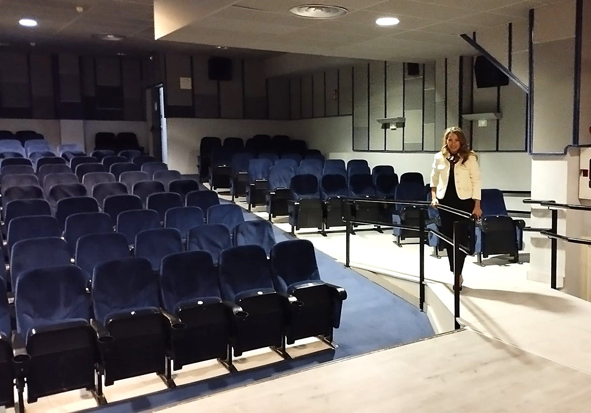 La edil Marta Labrador en la nueva rampa del auditorio.