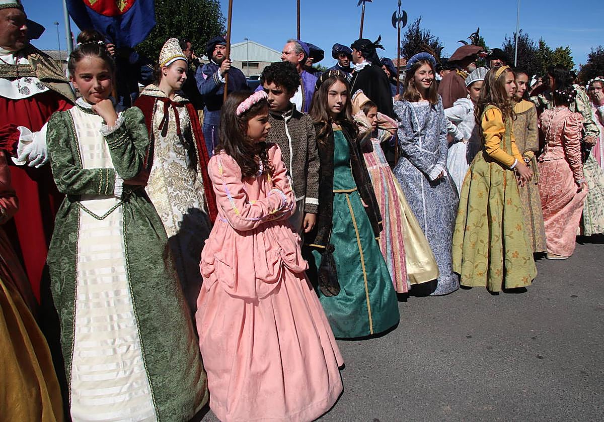 Un grupo de jóvenes, con sus trajes de época durante el desfile.