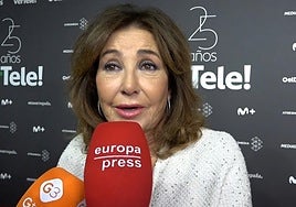 Ana Rosa Quintana atiende a los medios de comunicación.