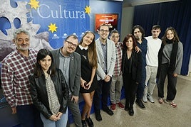 El concejal de Cultura, Ángel Fernández Silva con los representantes de los cuatro grupos finalistas.