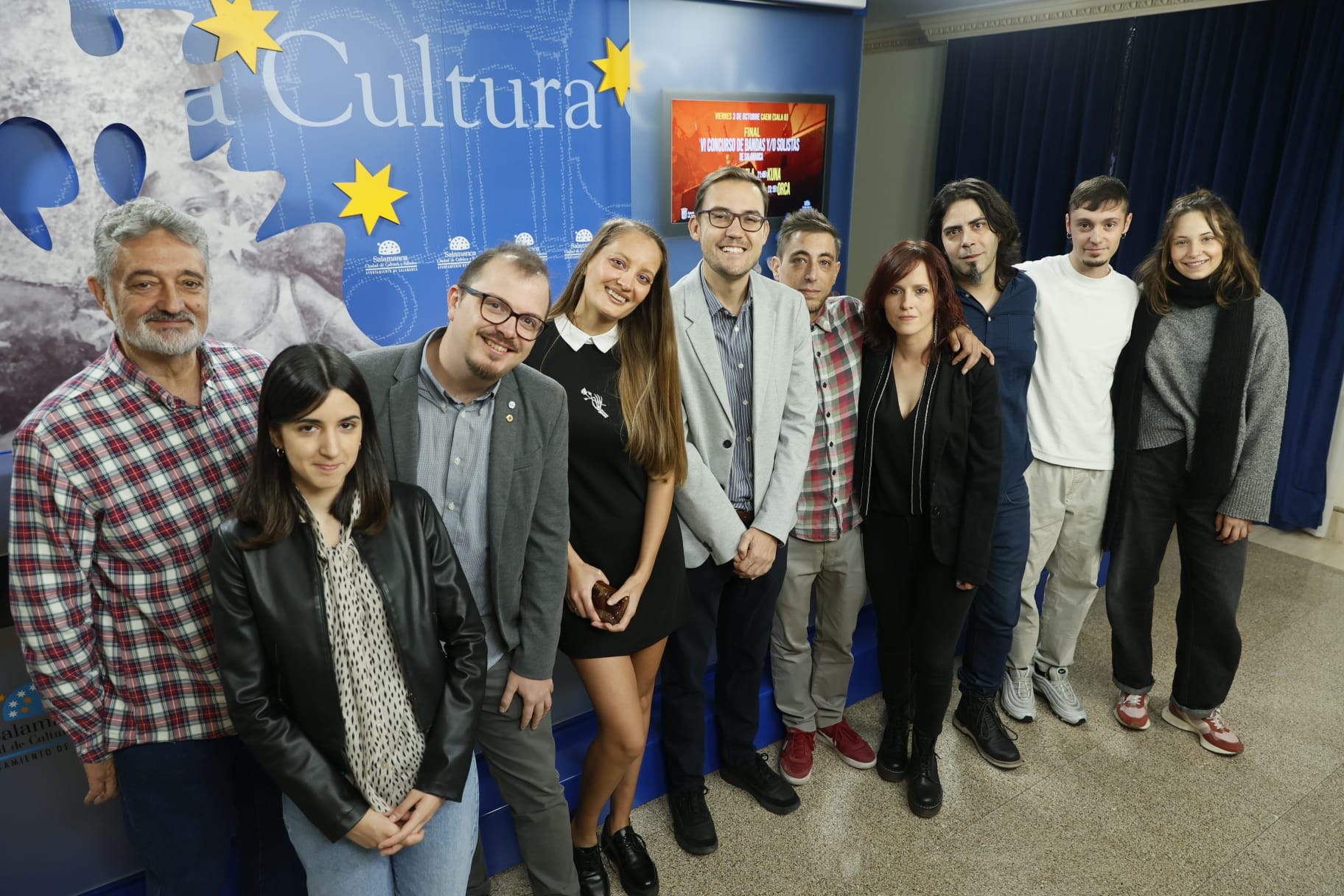 El concejal de Cultura, Ángel Fernández Silva con los representantes de los cuatro grupos finalistas.