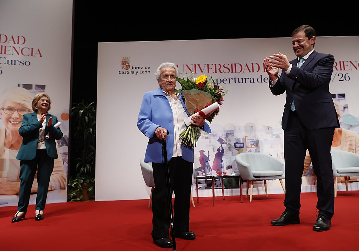 El presidente de la Junta de Castilla y León, Alfonso Fernández Mañueco, aplaude a Visitación Macías Manzano tras su reconocimiento.