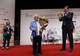 El presidente de la Junta de Castilla y León, Alfonso Fernández Mañueco, aplaude a Visitación Macías Manzano tras su reconocimiento.