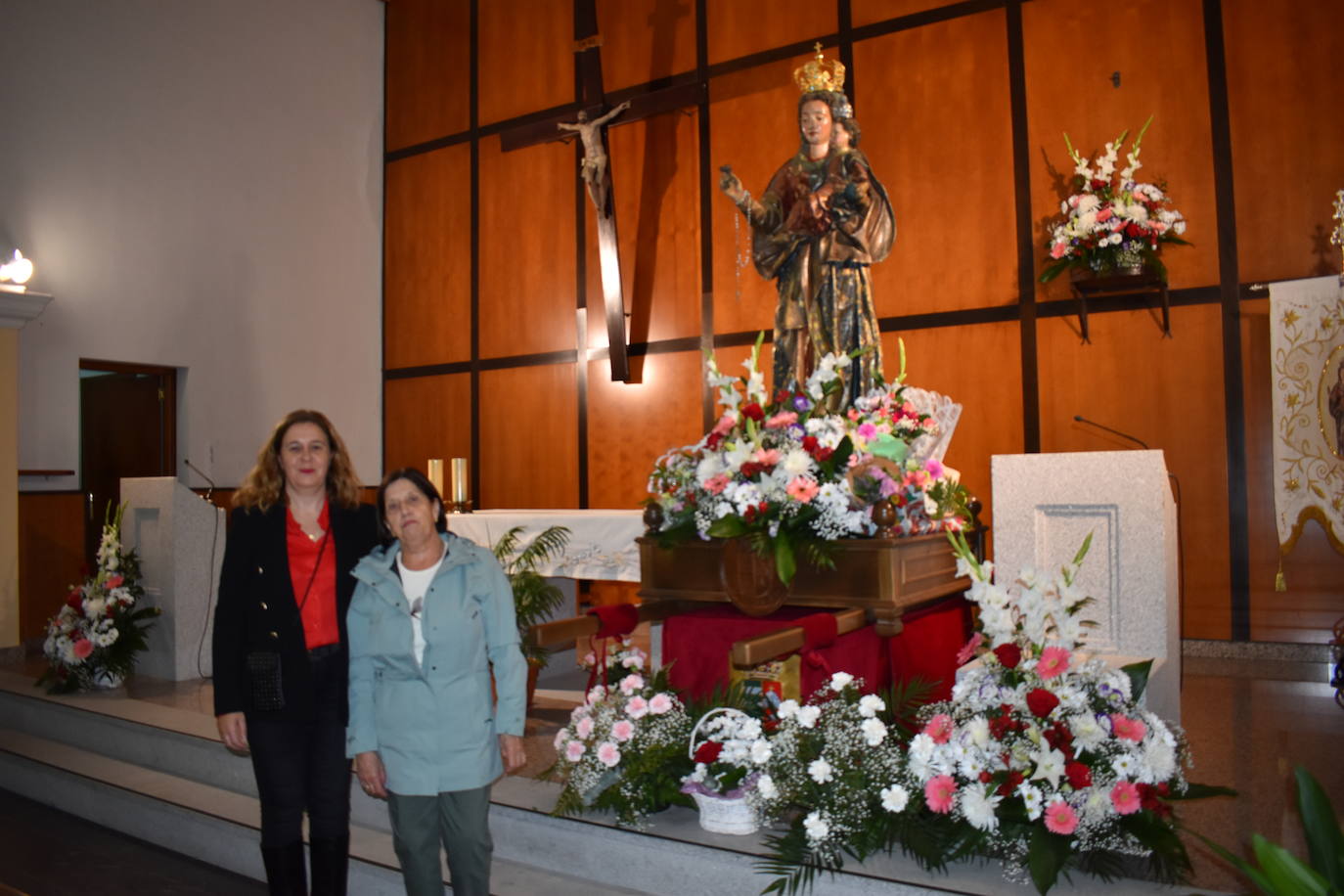 Ofrenda floral en honor a la Virgen del Rosario.