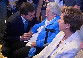 El presidente de la Junta de Castilla y León, Alfonso Fernández Mañueco, con la alumna más mayor de la Universidad de la Experiencia de Salamanca.