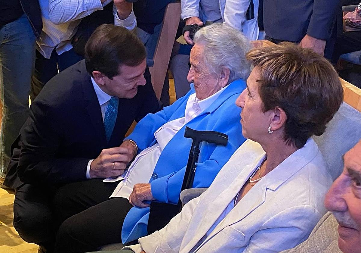 El presidente de la Junta de Castilla y León, Alfonso Fernández Mañueco, con la alumna más mayor de la Universidad de la Experiencia de Salamanca.