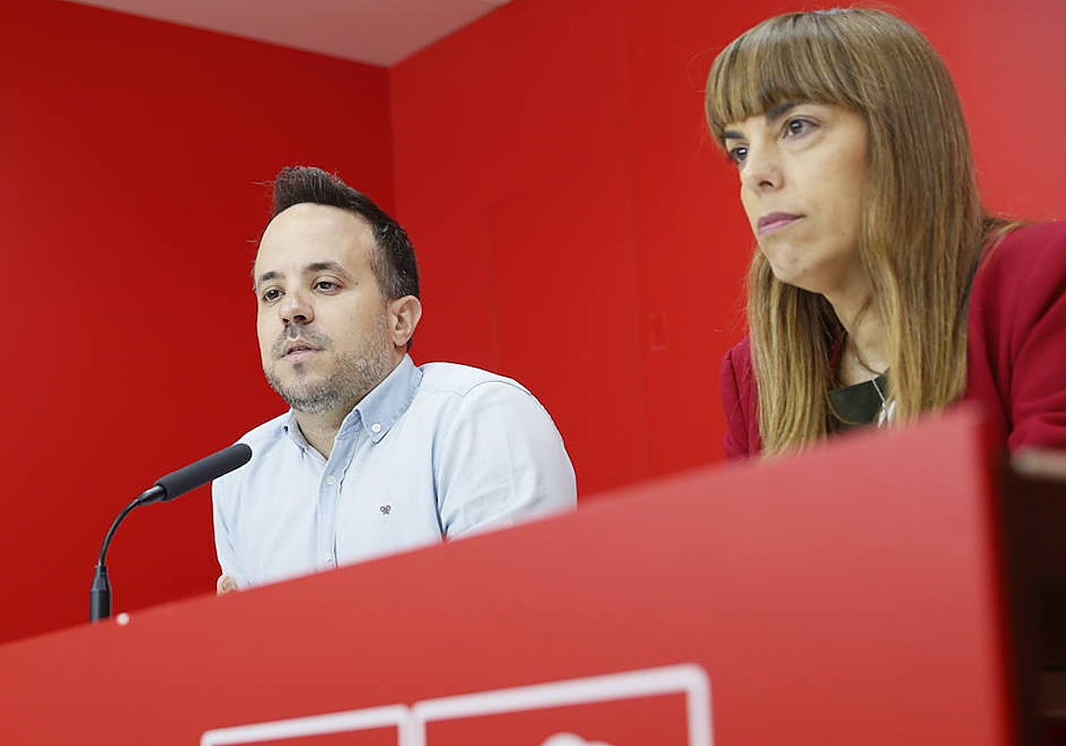 Los socialistas Carlos Fernández Chanca y María Sánchez.