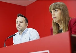 Los socialistas Carlos Fernández Chanca y María Sánchez.