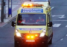 Una ambulancia, circulando por la capital.
