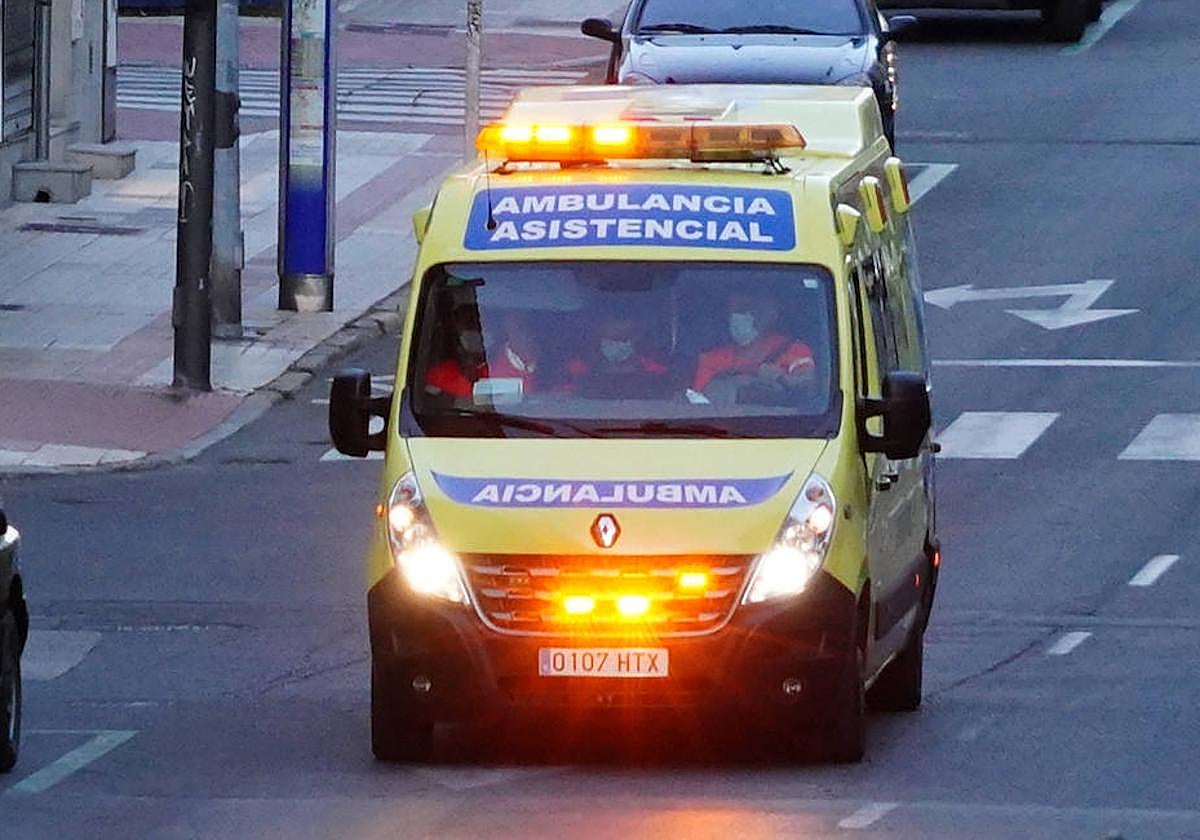 Una ambulancia, circulando por la capital.