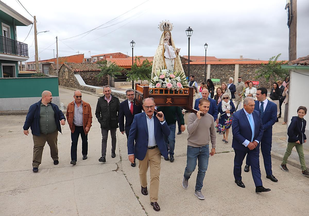 Imagen de la procesión con la Virgen del Rosario.