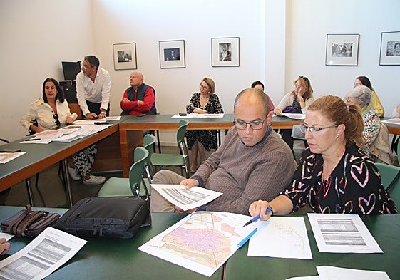 La reunión entre los propietarios de los terrenos que ocupará la nueva ronda y el Consistorio de Villamayor de Armuña