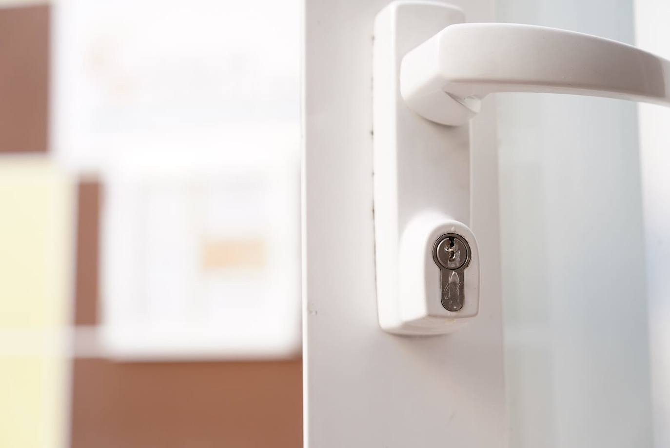 Imagen secundaria 2 - Problemas para acceder a varios colegios de Salamanca por tener pegamento en las cerraduras