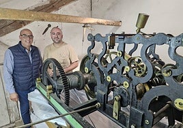 Ramón Sastre y Javier Merino junto al engranaje del reloj