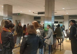Viajeros esperando en la estación a la salida del tren de Valladolid.
