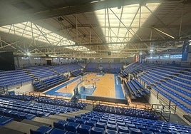 Imagen del pabellón Würzburg-Silvia Domínguez teñido ya de azul.