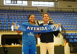 Shavonte Zellous y Jorge Recio durante la presentación de la americana como nueva jugadora de Avenida.