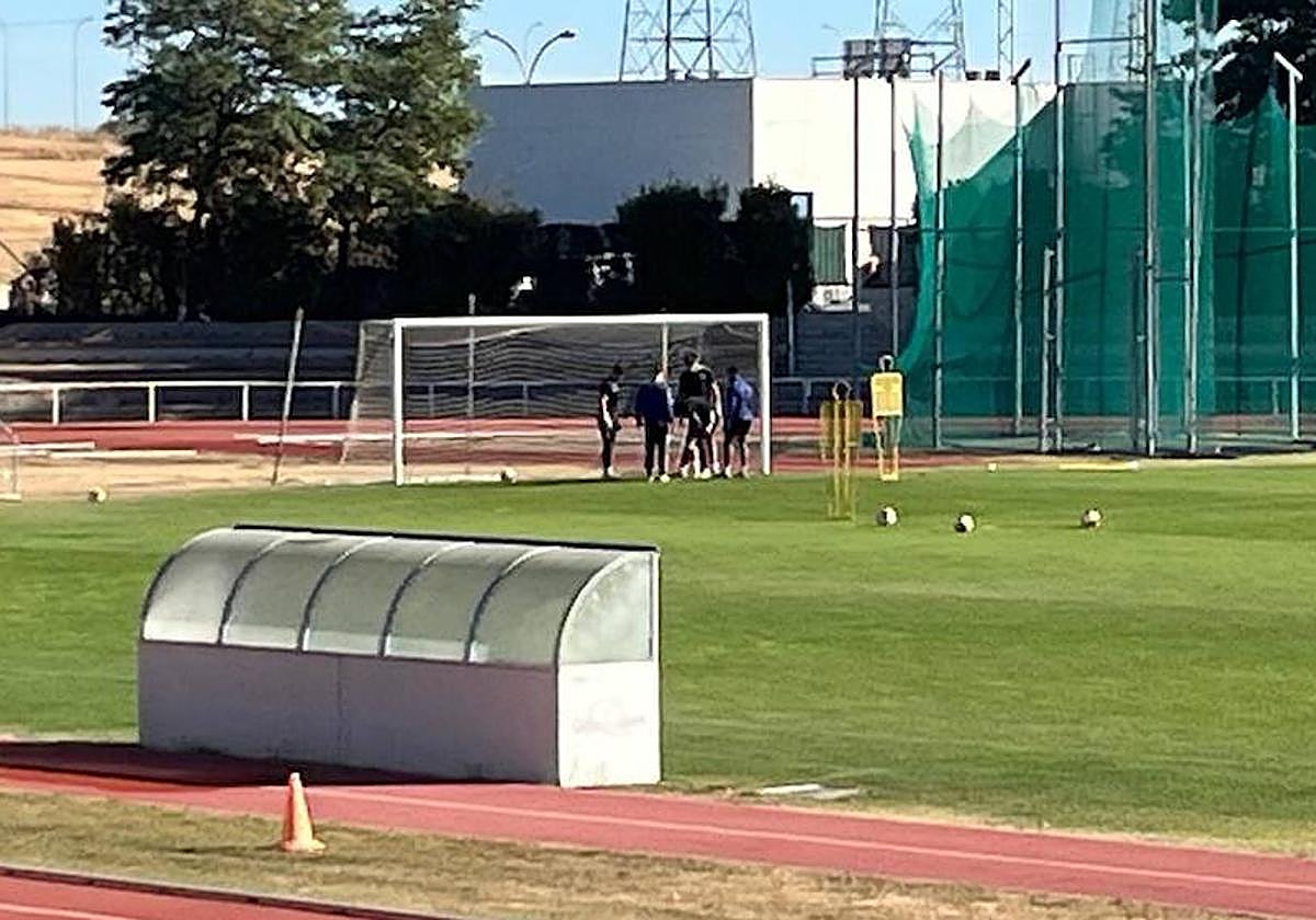 Leo Mendes doliéndose de su rodilla derecha en los primeros compases de la sesión de este jueves.