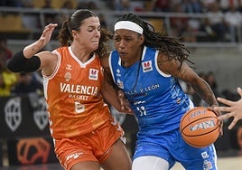 Zellous intenta superar la defensa de Buenavida en la semifinal de la Supercopa del pasado sábado.