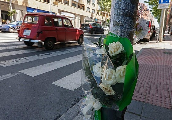 Un ramo de flores recuerda a Elena en el lugar del accidente mortal.