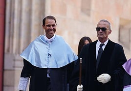 Bonita ovación a Nadal antes de entrar al Paraninfo: «¡Campeón!»