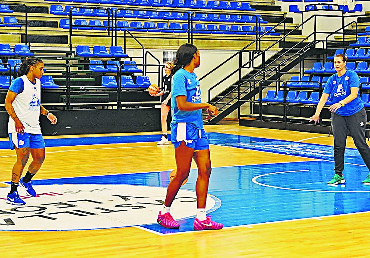 Anna Montañana, dando instrucciones sobre la pintura, en la sesión del jueves en Würzburg.