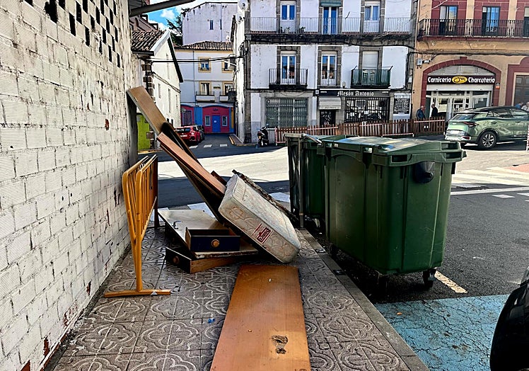 Enseres en la calle Nogalera impidiendo el paso de viandantes.