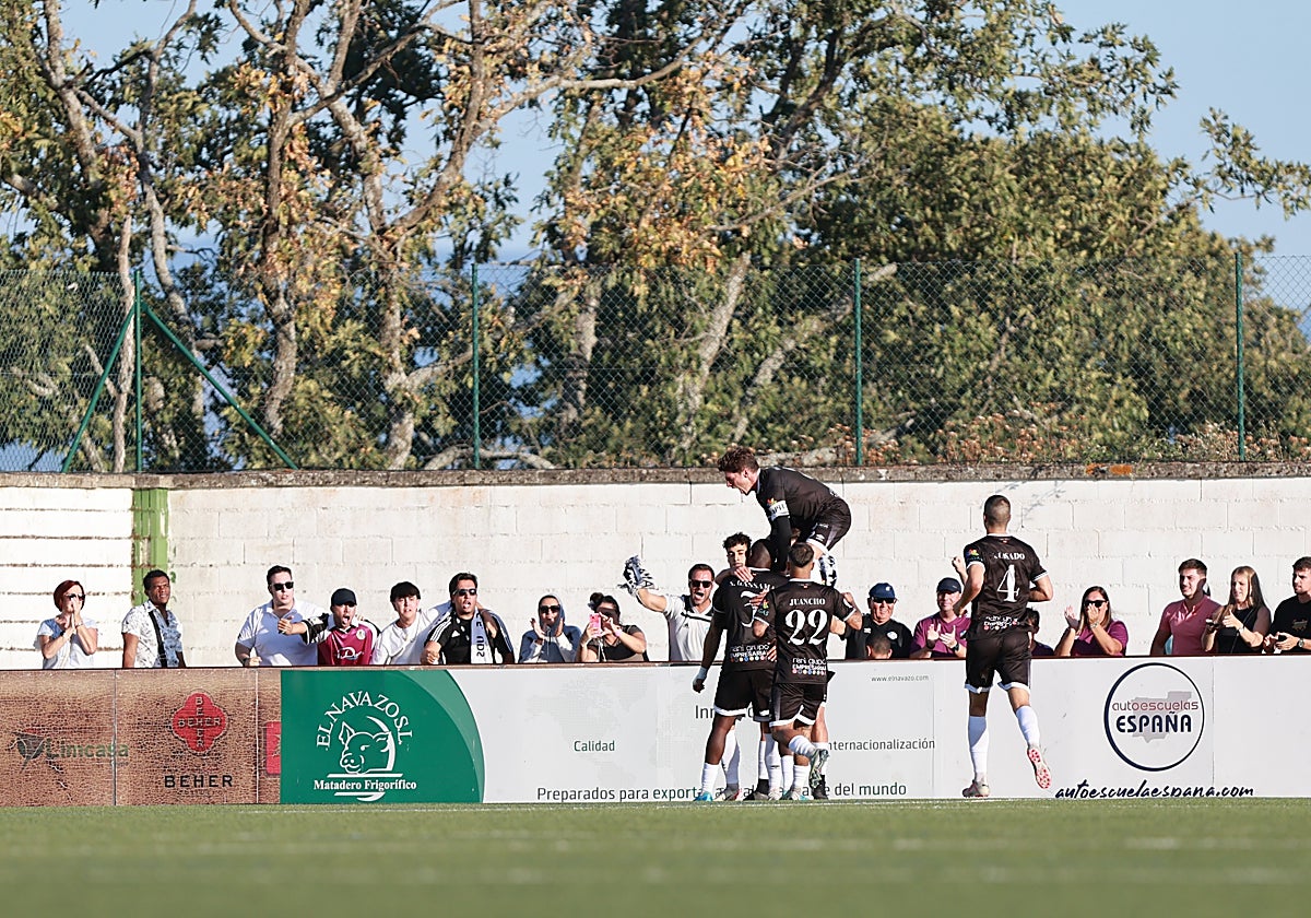 Los jugadores del Salamanca UDS, celebrando su último triunfo sobre césped artificial el pasado 14 de septiembre.