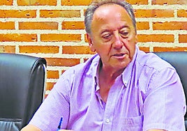 El alcalde de Macotera, Benjamín Madrid, durante una sesión plenaria celebrada en el Ayuntamiento.