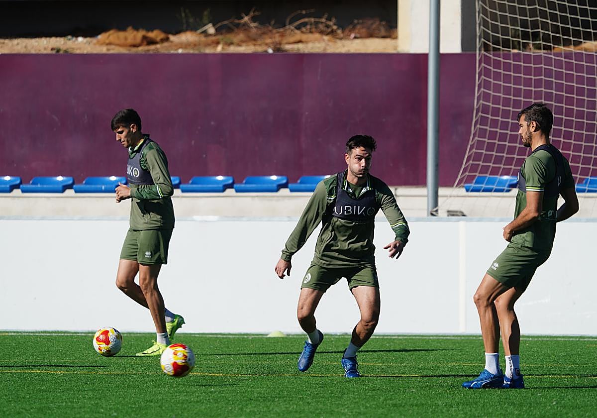 Explosivo esfuerzo de Ramiro Mayor en una ronda de pases, junto a Carlos de la Nava y Álvaro Santiago.