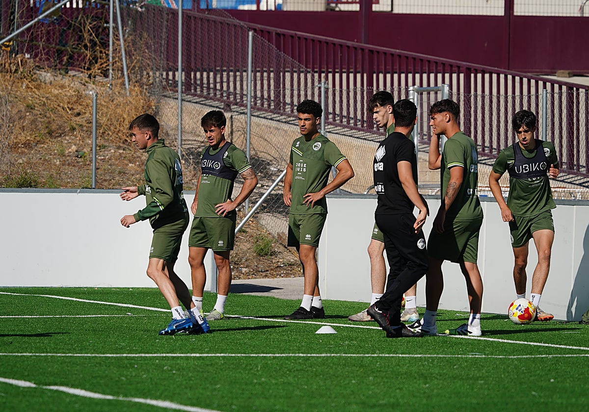 Los jugadores de Unionistas, ejercitándose en el campo anexo al Reina Sofía.