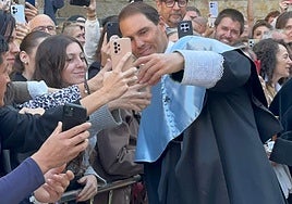 Locura por Nadal a su llegada al Patio de Escuelas de la Universidad: «¡Vamos Rafa!»