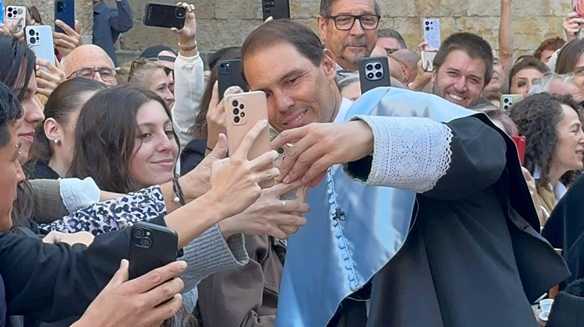 Locura por Nadal a su llegada al Patio de Escuelas de la Universidad: «¡Vamos Rafa!»