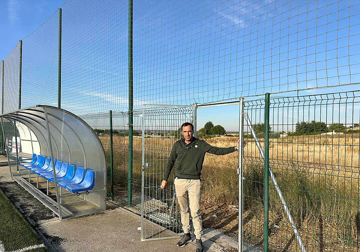 El edil de Deportes, Salvador Ruano, en el recinto del campo de fútbol de El Salinar, en Villamayor de Armuña, que estrenará gradas.
