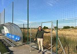 El edil de Deportes, Salvador Ruano, en el recinto del campo de fútbol de El Salinar, en Villamayor de Armuña, que estrenará gradas.
