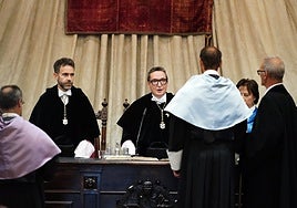 El rector se dirige a Rafael Nadal.