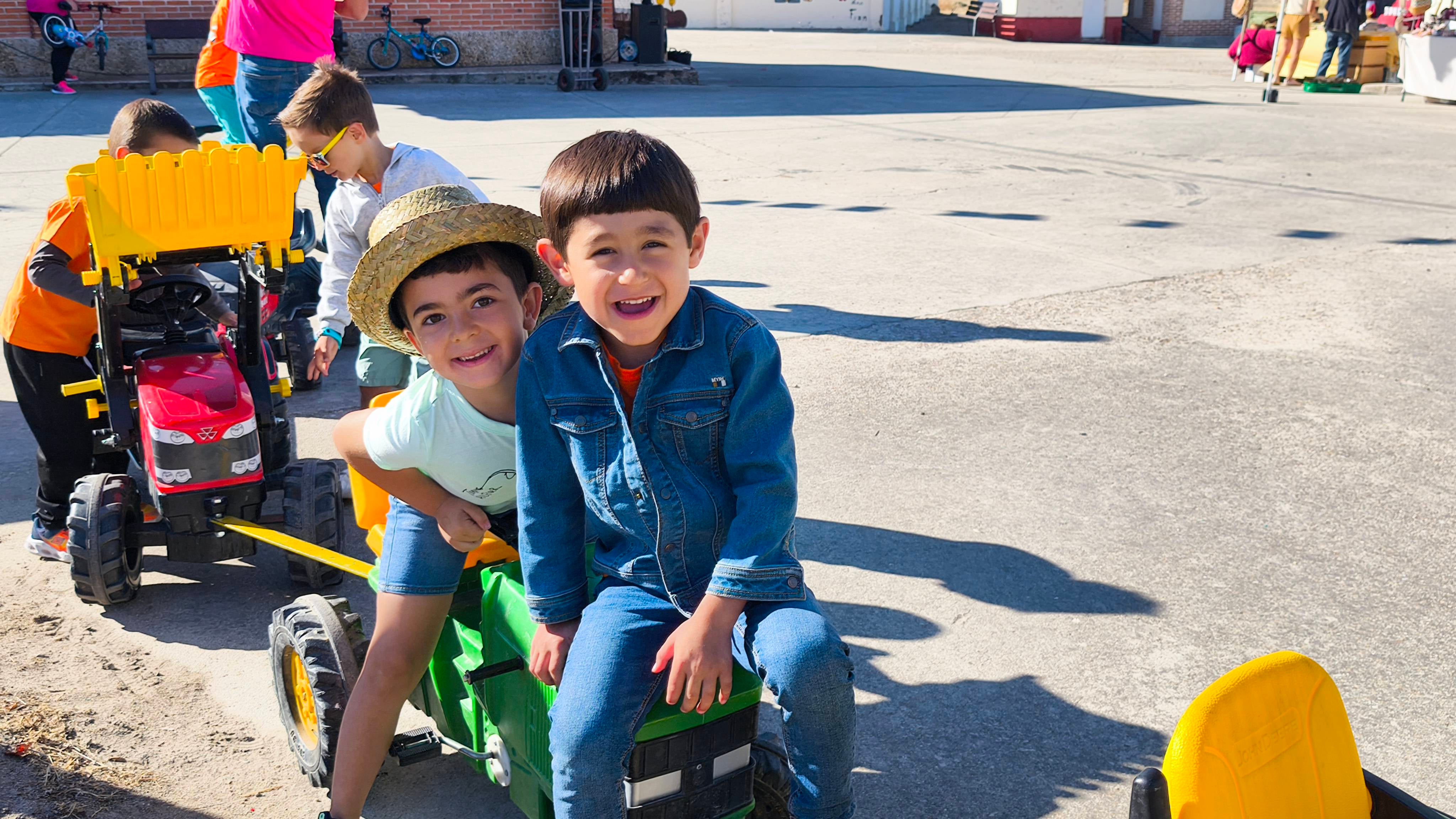 Los niños y jóvenes llenan de alegría las calles de Coca de Alba