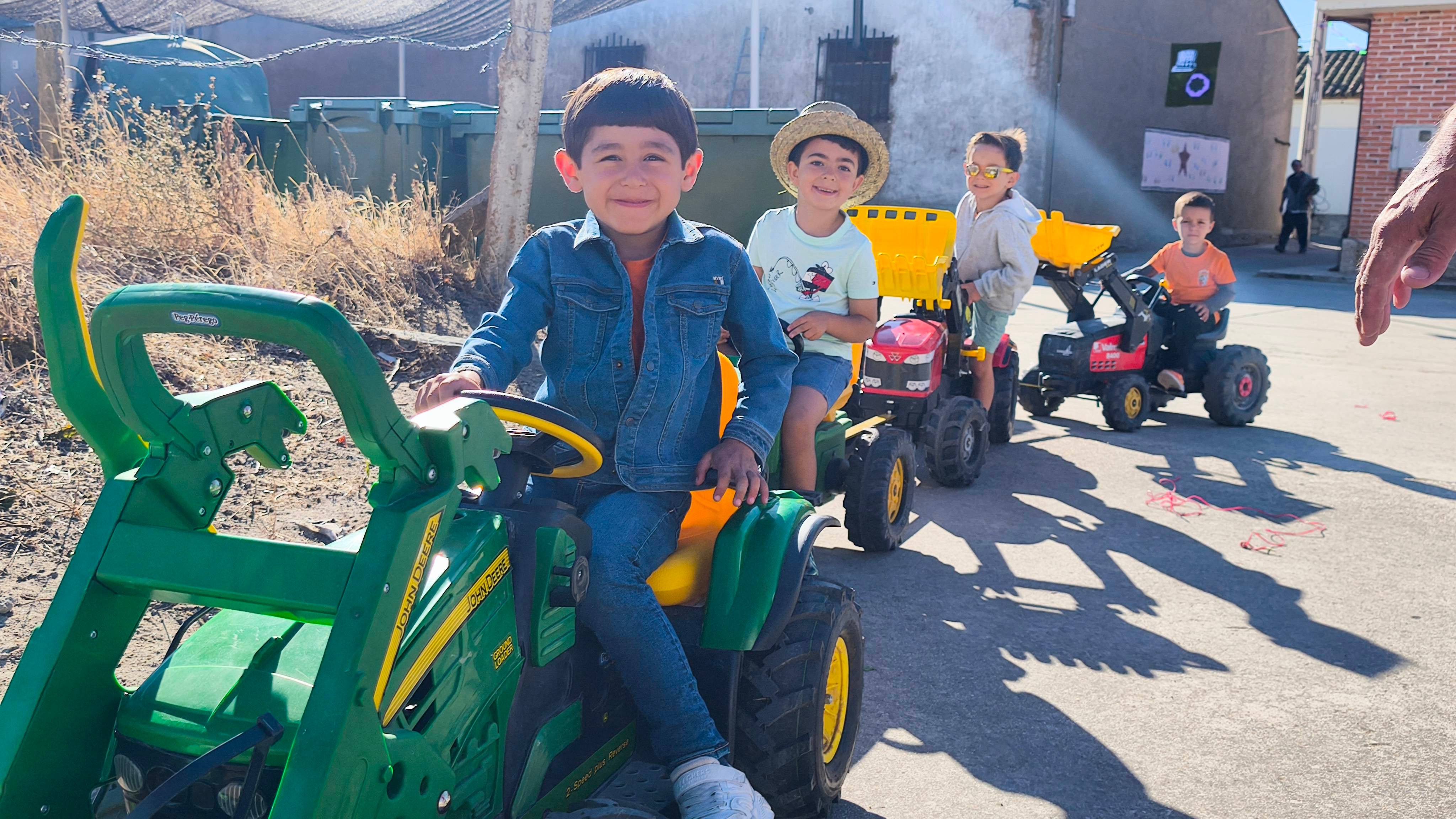 Los niños y jóvenes llenan de alegría las calles de Coca de Alba