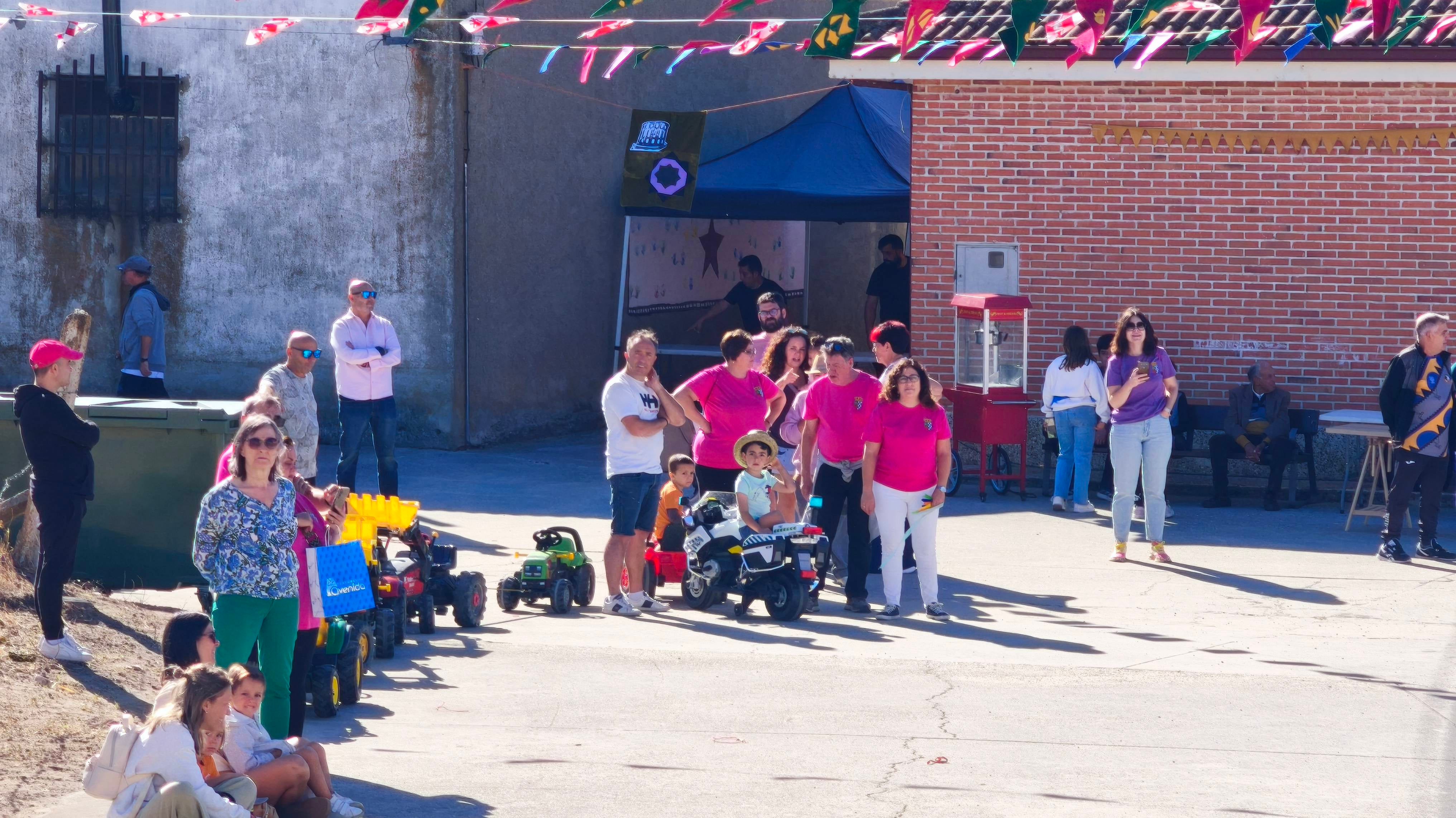 Los niños y jóvenes llenan de alegría las calles de Coca de Alba