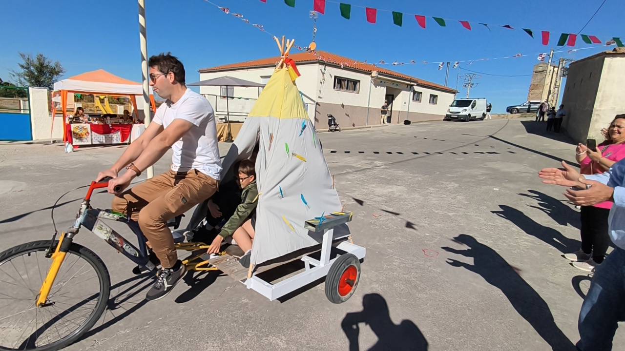 Los niños y jóvenes llenan de alegría las calles de Coca de Alba