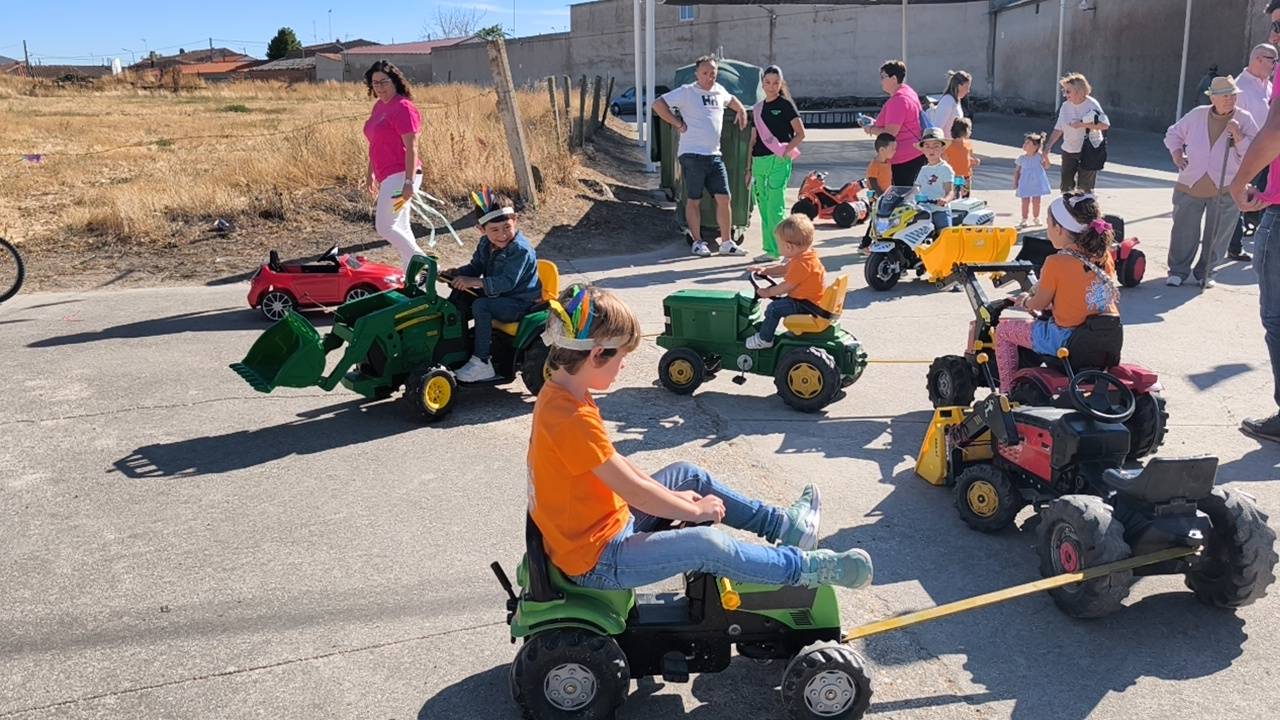 Los niños y jóvenes llenan de alegría las calles de Coca de Alba