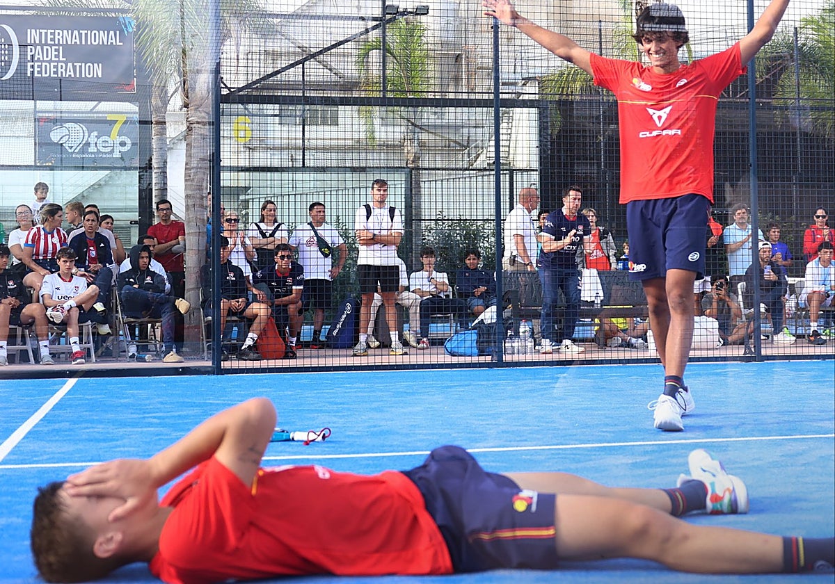 Celebración de Samu Rivas y su compañero del título por parejas.