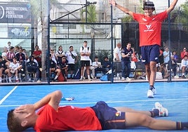 Celebración de Samu Rivas y su compañero del título por parejas.